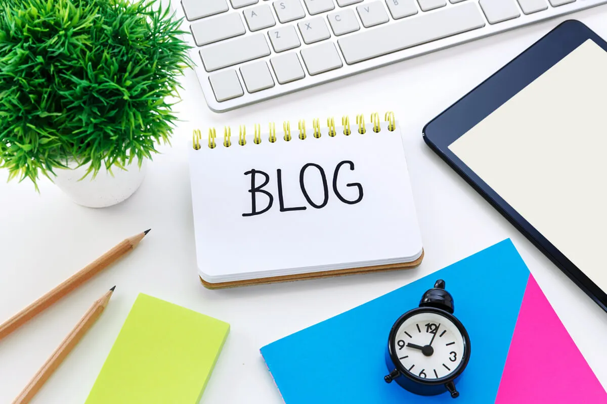 Blog na stolu s natpisom Blog